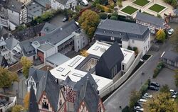 Das Luftbild zeigt den Neubau des Bischofssitzes neben dem Dom von Limburg. Foto: Thomas Frey