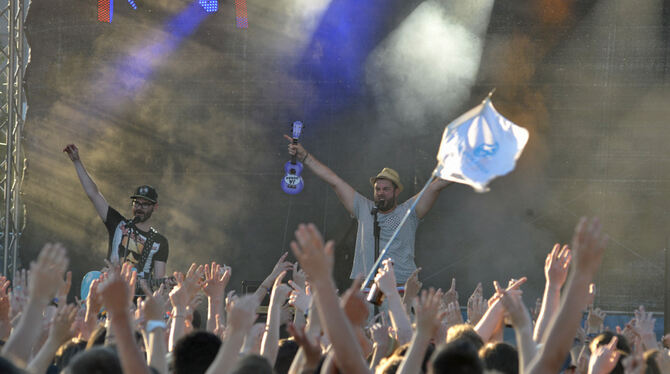 Stimmung am Überkochen: Sera Finale und Claus Capek vom Duo Keule ließen sich beim KuRT-Festival von der Menge feiern.