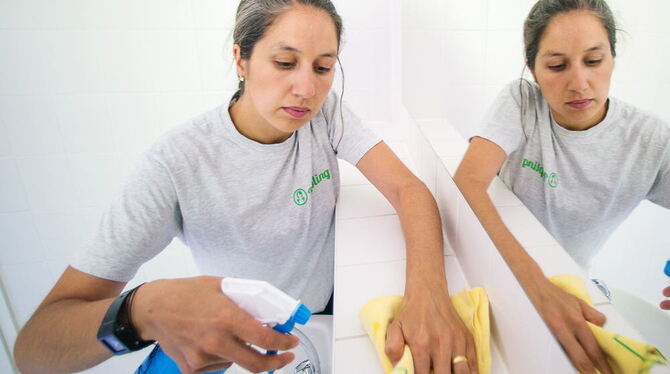 Maria Esperanza Echenique von der Putzkraftvermittlung Helpling putzt ein Bad.