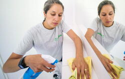 Maria Esperanza Echenique von der Putzkraftvermittlung Helpling putzt ein Bad.