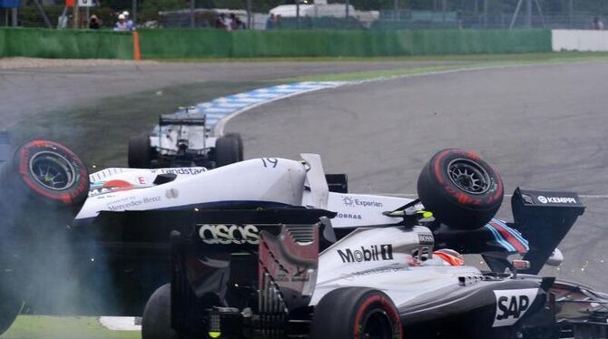 Der Williams von Felipe Massa (oben) überschlägt sich nach einem Unfall mit Kevin Magnussen (r) von McLaren Mercedes. Foto: D Der Williams von Felipe Massa (oben) überschlägt sich nach einem Unfall mit Kevin Magnussen (r) von McLaren Mercedes. Foto: D