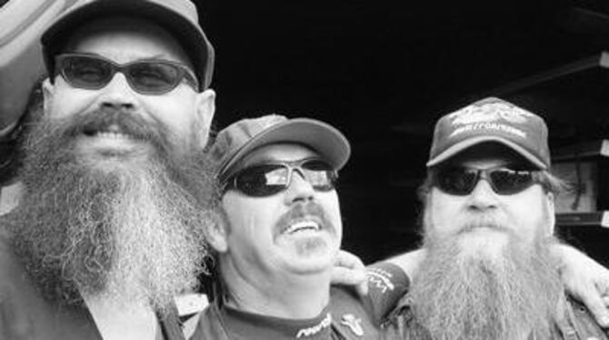 Wollen es am Samstag krachen lassen: Die &raquo;K.O.-ten&laquo; Olli Mascha (v.l.), Ebe Ilg und Luser Martis. FOTO: PR