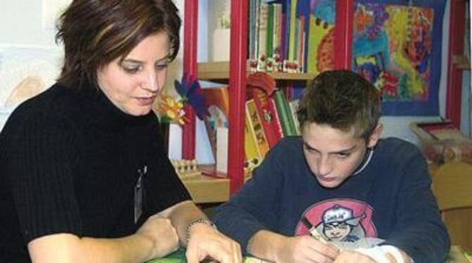 Ein Stückchen Alltag in ungewohnter Klinikatmosphäre: Lehrerin Annegret Teßmann unterrichtet kleine Patienten auf der Station un