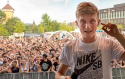 Pure Freude: Jan von der dreiköpfigen Rap-Gruppe Konvoy konnte sich nicht über zu wenige Zuhörer beschweren. FOTO: SCHREIER