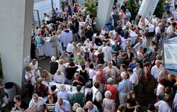 Gäste stärken sich in der Pause. FOTO: MARKUS NIETHAMMER