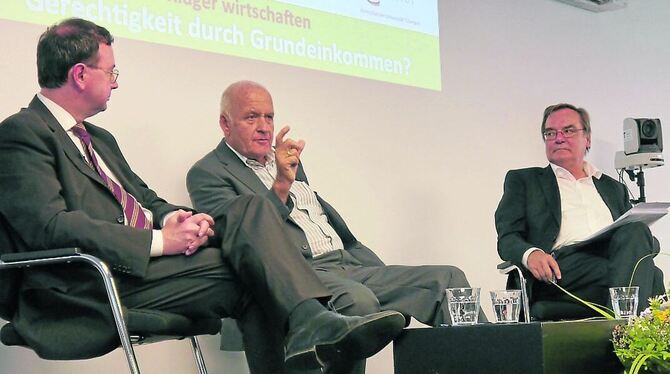 »dm«-Gründer Götz Werner (Mitte) in der Diskussion mit Prof. Rudolf Hickel (rechts) und Dr. Bernd Villhauer.  FOTO: WELTETHOS-IN