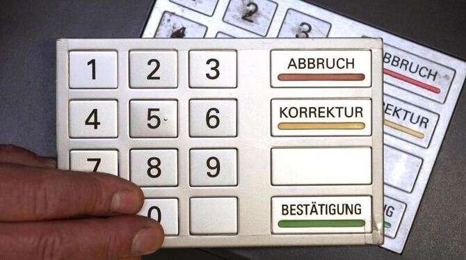 Dieser Bankautomat wurde mit einem täuschend echt aussehenden, zweiten Tastenfeld umgebaut, um Pin-Codes auszuspähen. Foto: F