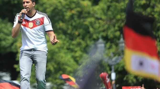 Andreas Bourani beim Empfang der Fußball-Nationalmannschaft in Berlin. Foto: Jens Wolf Andreas Bourani beim Empfang der Fußball-Nationalmannschaft in Berlin. Foto: Jens Wolf
