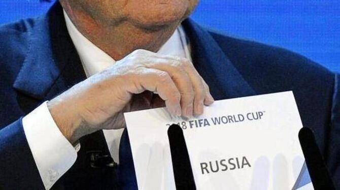 FIFA-Präsident Blatter präsentiert 2010 den Ausrichter der WM 2018, Russland. Foto: Walter Bieri