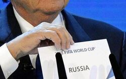 FIFA-Präsident Blatter präsentiert 2010 den Ausrichter der WM 2018, Russland. Foto: Walter Bieri