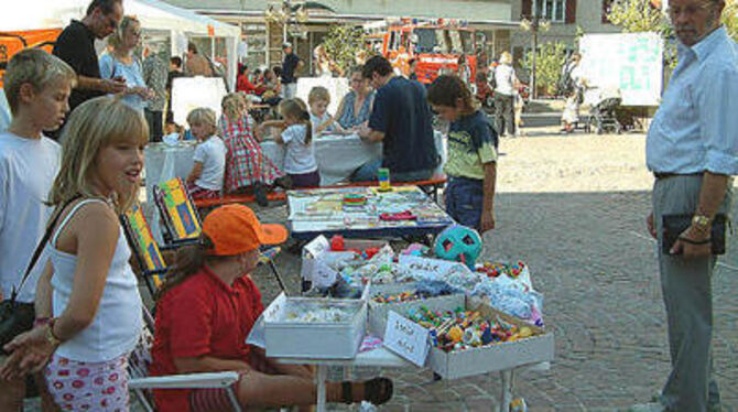 Warten auf zahlungskräftige Käufer. Kinderflohmarkt auf dem Pfullinger Marktplatz. FOTO: KAB