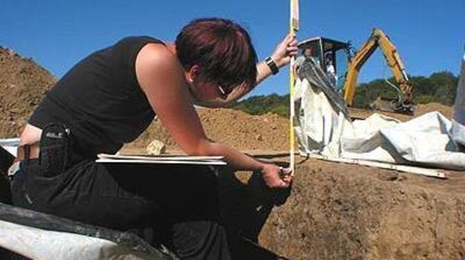 Ute Heuer, Studentin der Ur- und Frühgeschichte, kartiert und vermisst den Fundort in St. Johann. GEA-FOTO: FINK