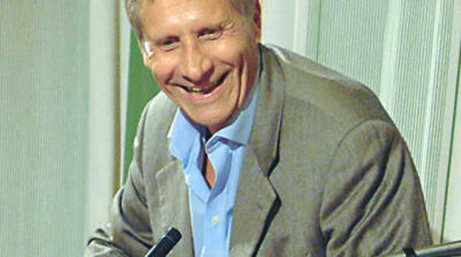 Wie man ihn als Tagesthemen-Moderator nicht kennt: Ein lachender Ulrich Wickert plauderte in der Reutlinger Stadtbibliothek über