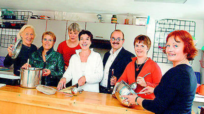 Die Initiatoren des Kochkurses für Familien mit geringem Einkommen (von links): Elisabeth Wacker (Spendenparlament), IrmelaTheur