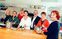 Die Initiatoren des Kochkurses für Familien mit geringem Einkommen (von links): Elisabeth Wacker (Spendenparlament), IrmelaTheur