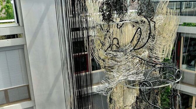 Susanne Kesslers Rauminstallation »Mäander« im Atrium des Dominohauses, die sich in einem Bodenspiegel zu doppelter Größe auswäc