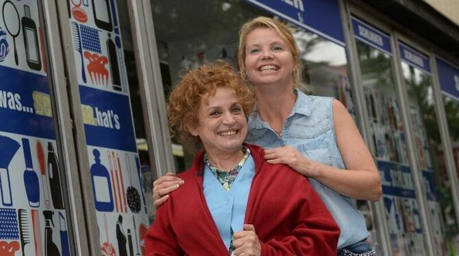 Katharina Thalbach (l) und Annette Frier wollen als »Die Schlikkerfrauen« nicht aufgeben. Foto: Britta Pedersen
