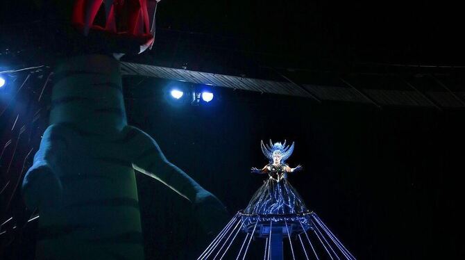 Die Königin der Nacht (Kathryn Lewek) in lichter   Höhe. Davor Pamina (Bernarda Bobro). FOTO: BREGENZER FESTSPIELE