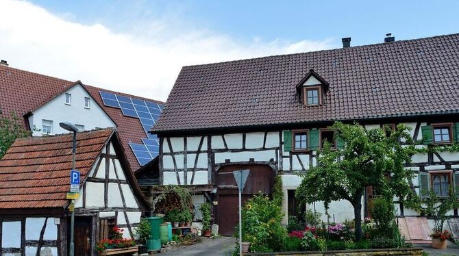 Typisch fürs Kusterdinger Ortsbild: das hochwertig sanierte Fachwerkbauernhaus an der Hauptstraße und gleich daneben ein Neubau