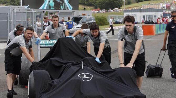 Der Silberpfeil-Bolide von Lewis Hamilton wird in die Box zurückgeschoben. Foto: Valdrin Xhemaj