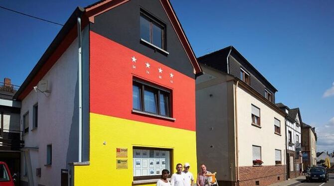 Die Besitzer Guido (r.) und Saba Feuerpeil (l.) und die Maler Thomas Krahforst (2.v.l) und Werner Bengel (2.v.r vor dem WM-Ha