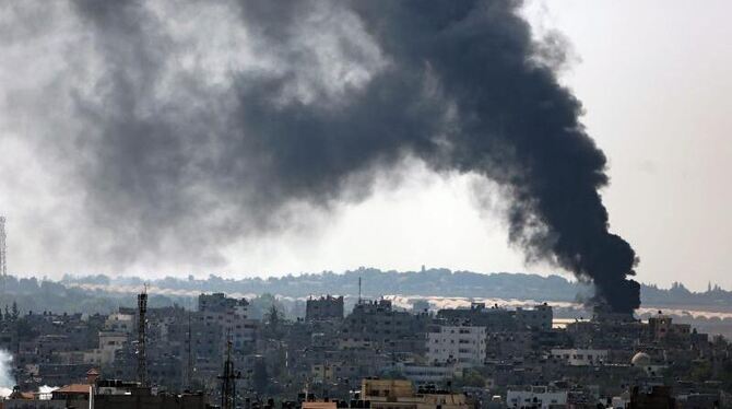 Rauchwolken über Gaza-Stadt: Nachdem die israelische Armee trotz der Waffenruhe von der Hamas beschossen wurde, beendete sie
