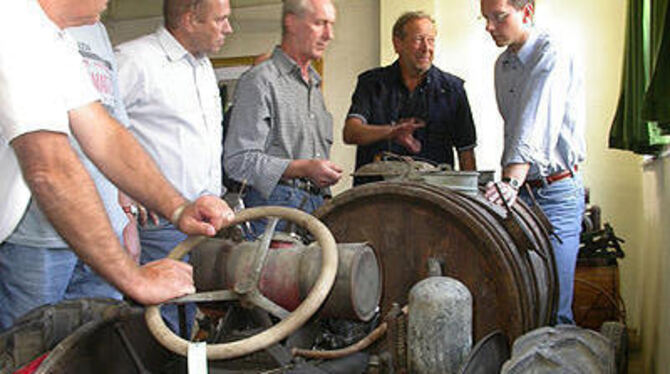 Der Glemser Obstmuseum-Förderverein holte vor dem Herrichten der Exponate bei Christoph Pitzen (rechts) fachlichen Rat. GEA-FOTO