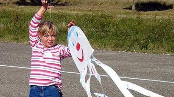 Es ist vollbracht: Jenny zeigt stolz ihren selbst gebauten Drachen. FOTO: MWM