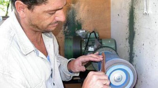 Ein Scharfmacher aus Passion: Der 38-jährige Siegmund Glaser gehört zur einer Scherenschleiferfamilie mit Tradition. GEA-FOTO: