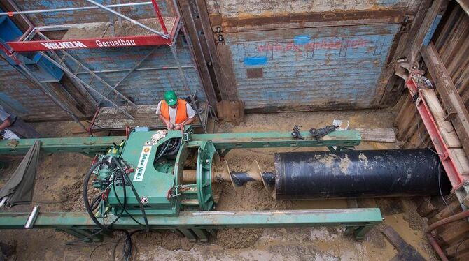 Eine Schnecke transportiert Erdreich aus dem Bohrloch nach außen. Bis zu zehn Meter schafft die Maschine am Tag. FOTO: TRINKHAUS