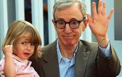 Müde geworden? Woody Allen mit seiner Adoptivtochter Manzi bei den Filmfestspielen in Venedig. FOTO: AP