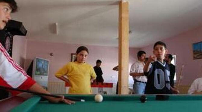 In welches Loch muss die letzte Kugel? Viele junge Muslime interessieren sich mehr für Billardregeln als für die Scharia. GEA-FO