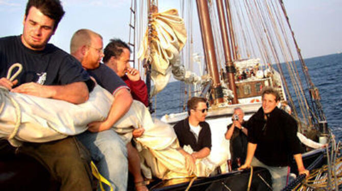 Sportschützen als Seeleute: Alle hören auf das Kommando - von Matrosin Hadis Simon (rechts).  FOTO: PFINGSTTAG