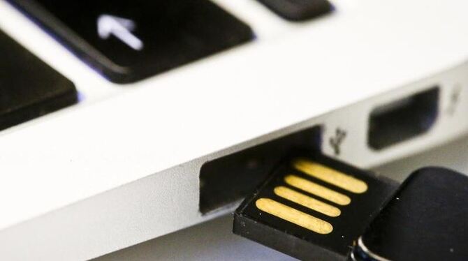 Fachleute haben eine schwere Sicherheitslücke in USB-Sticks gefunden. Foto: Ole Spata/Archiv