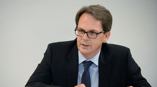 Surft derzeit noch auf einer imposanten Bilanzverlust-Welle: Reutlingens Klinik-Sanierer Norbert Finke. FOTO: TRINKHAUS