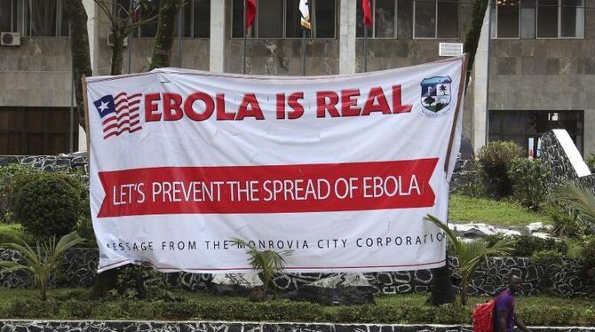 Banner vor dem Rathaus der liberianischen Hauptstadt Monrovia. Mit einem Millionen-Programm will die WHO die Ebola-Epidemie i
