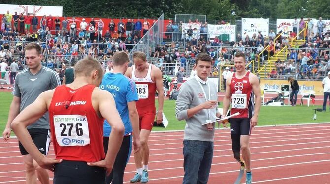 Julian Schmid (Bildmitte) während seines Kampfrichter-Einsatzes bei den Deutschen Leichtathletikmeisterschaften vor acht Tagen i