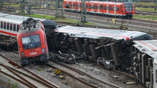 Umgekippte Waggons eines Eurocitys und die Lok eines Güterzugs liegen in Mannheim im Gleisbett. Foto: Uwe Anspach