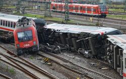 Umgekippte Waggons eines Eurocitys und die Lok eines Güterzugs liegen in Mannheim im Gleisbett. Foto: Uwe Anspach