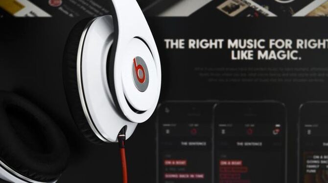 Zum Kopfhörer-Anbieter Beats gehört auch der Musik-Streamingdienst »Beats Music«, für den sich Apple besonders interessiert h