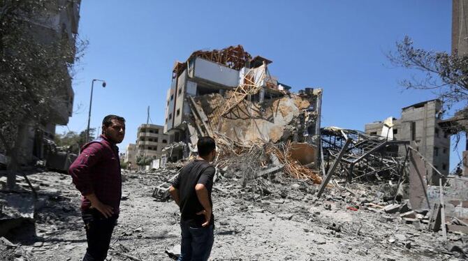 Palästinenser begutachten in Gaza-Stadt die Zerstörungen nach   israelischen Angiffen (Archivbild). Foto: Mohammed Saber