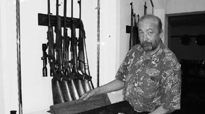 Handwerk mit Seltenheitswert: Der Büchsenmacher Stefan Napowanez arbeitet für Jäger und Sportschützen im ganzen Land. FOTO: CAR
