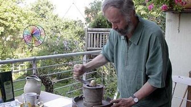 Schweißtreibende Angelegenheit: August Huber mahlt das Sieben-Kräuter-Pulver in der Steinmühle mit Muskelkraft. GEA-FOTO: JSG