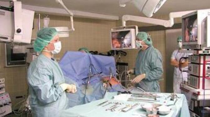 Jeder dritte Eingriff wird inzwischen nicht mehr als große Operation vorgenommen, sondern minimal invasiv.  FOTO: UK