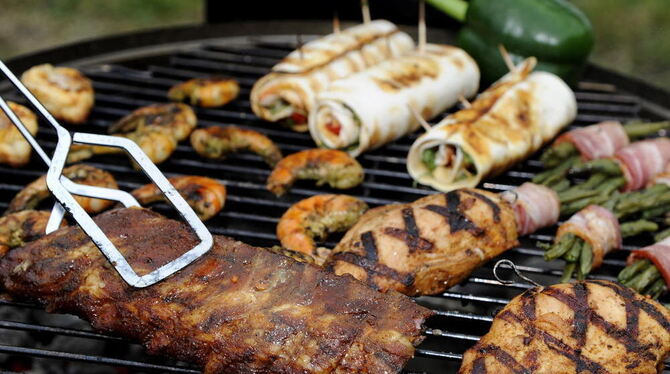 Lauter leckere Sachen liegen auf dem Grill.
