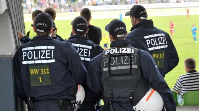 Polizisten im Kreuzeiche-Stadion.