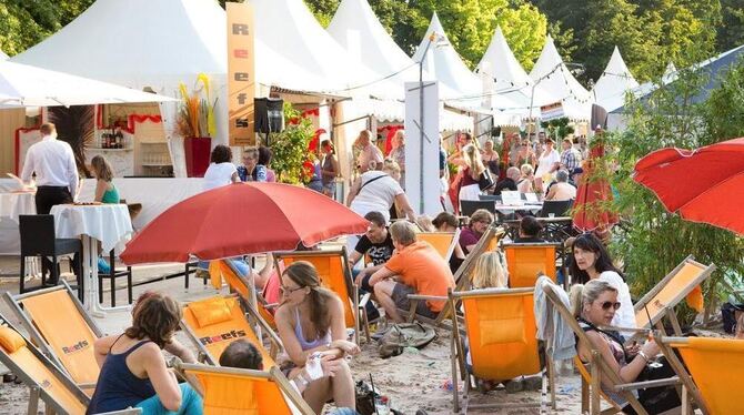 Alternative zu Sitzbänken: Nach dem Essen kann auf Liegen bei der Tübinger Sommerinsel am Anlagensee gechillt werden.  FOTO: SCH