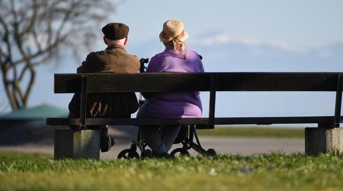 Zwei Senioren sitzen auf einer Parkbank. Foto: Felix Kästle