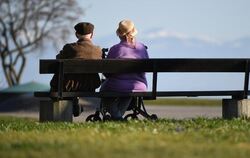 Zwei Senioren sitzen auf einer Parkbank. Foto: Felix Kästle