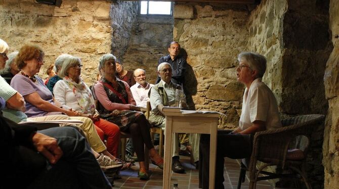 Dr. Barbara Wiedemann bei der Lesung im Klosterkirchenkeller. FOTO: LEUSCHKE